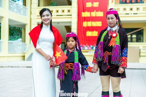 Điều đặc biệt nhất mùa tựu trường năm nay là các em học sinh các dân tộc xã Bình Liêu được cha mẹ đưa đến và học trong ngôi trường mới được xây dựng theo Đề án xây dựng trường ở 248 xã biên giới đất liền trên cả nước. Thành phố Quảng Ninh dành nguồn lực 1.180 tỷ đồng để xây 6 trường tại 5 địa phương đáp ứng cho 4.462 học sinh (1.136 học sinh nội trú và 3.326 học sinh bán trú) vào học tập.
