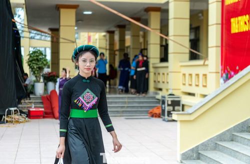 Sau Lễ khai giảng, nhiều học sinh hân hoan cắp sách đến ngôi trường mới khánh thành được đầu tư xây dựng ngay biên giới bằng nguồn lực, chính sách của thành phố Quảng Ninh.