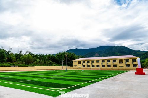 Ngoài ra, trường có sân thể thao băng cỏ nhân tạo hiện đại và rộng rãi giúp học sinh có thêm điều kiện rèn luyện thể chất, thi đấu thể thao sau những giờ học.