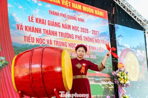 Sau khi đánh trống khai giảng bắt đầu vào năm học, cô Ngô Thị Thanh Ninh - Hiệu trưởng Trường PTNT TH&THCS Bình Liêu cho biết, nhờ sự quan tâm đặc biệt của Trung ương và thành phố Quảng Ninh, trường được đầu tư nâng cấp, xây mới với các công trình được đầu tư đồng bộ, gồm khối phòng học văn hóa hiện đại, khối phòng học bộ môn, nhà hiệu bộ, hệ thống nhà nội trú đáp ứng nhu cầu sinh hoạt cho hơn 300 học sinh bán trú và nội trú, cùng nhà ăn tập thể và các hạng mục phụ trợ thiết yếu.