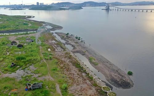 Dự án đường bao biển kéo dài từ đường Trần Quốc Nghiễn, qua cầu Bình Minh đến cầu Bang do Ban Quản lý dự án đầu tư xây dựng khu vực II phụ trách vẫn đang triển khai cầm chừng.