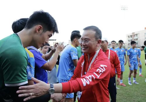 Trưởng đoàn Nguyễn Hồng Minh động viên các cầu thủ U23 Việt Nam tại SEA Games 33 (Thái Lan)