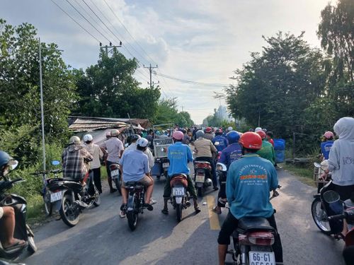Vụ cháy gây ùn tắc giao thông cục bộ trên Quốc lộ 30.