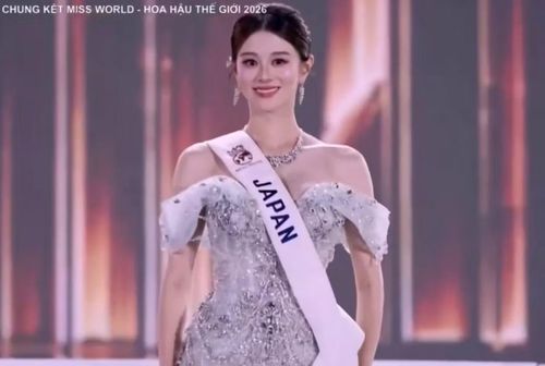 Bảo Ngọc và các thí sinh trình diễn váy dạ hội.
