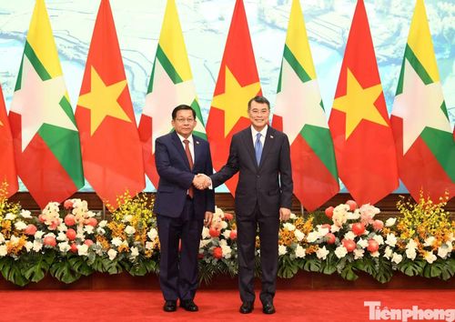  Thủ tướng Lê Minh Hưng và Tổng thống Myanmar chụp ảnh chung trước hội kiến. ﻿Ảnh: Như Ý. 