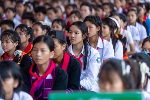 Em Lý Hồng Vân học sinh lớp 9A2 không giấu được sự háo hức: “Có trường mới, chúng em không còn phải trèo đèo, lội suối để đến lớp nữa”.