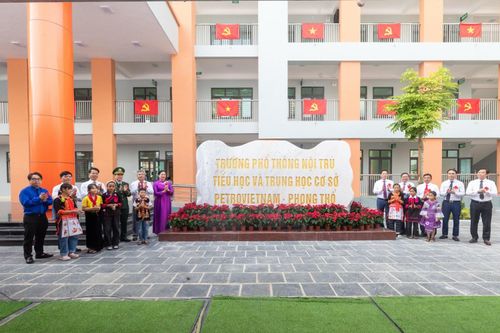Các đại biểu và các em học sinh trên ngôi trường mới
