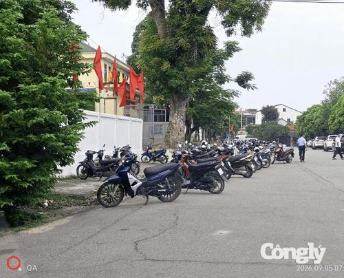 Hướng dẫn phụ huynh dừng, đỗ xe đúng quy định.