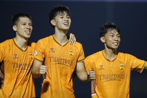 Nhưng chỉ để trụ hạng, thậm chí đối mặt với nguy cơ về lại hạng Nhất liệu có đáng?