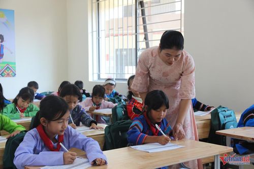 Trường PTDTNT Tiểu học và THCS Mường Khương là một trong bốn trường biên giới của tỉnh Lào Cai được khởi công xây dựng vào tháng 11/2025. Với quy mô 28 phòng học, phục vụ việc giảng dạy cho 980 học sinh là con em đồng bào DTTS như: Mông, Dao, Tày, Giáy, Tu Dí…, tổng kinh phí đầu tư xây dựng lên đến 257 tỷ đồng. Trong ảnh: Cô và trò nhà trường trước ngày khai giảng năm học mới. Ảnh: Trọng Bảo