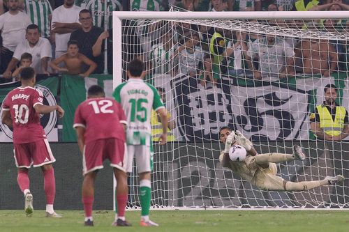 Mbappe đá phạt đền đơn giản, bị Valles cản phá thành công. Ảnh: Diario AS