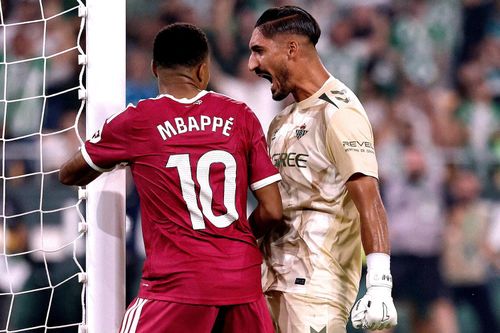 Mbappe bị thủ môn Valles “dọa”. Ảnh: Diario AS