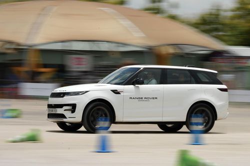 Range Rover Sport PHEV đang có quãng đường di chuyển thuần điện dài nhất, lên tới 118km. Ảnh: JLR