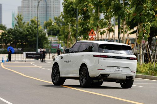 Range Rover Sport ưu tiên sự cân bằng giữa sức mạnh, độ êm, khả năng cách âm và năng lực vận hành trên nhiều loại địa hình. Ảnh: JLR