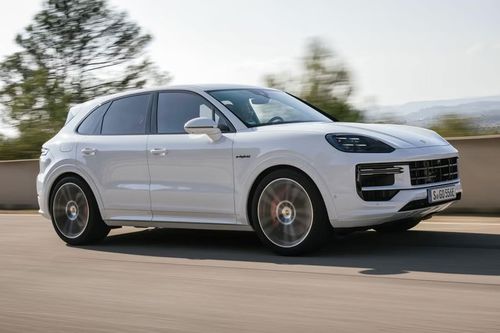 Porsche Cayenne E-Hybrid có công suất cao hơn Range Rover Sport PHEV nhưng phạm vi chạy điện công bố thấp hơn. Ảnh: Porsche