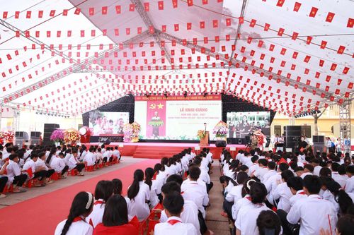 Học sinh xã đảo Minh Châu vui mừng trong ngày tựu trường. Ảnh: Minh Châu