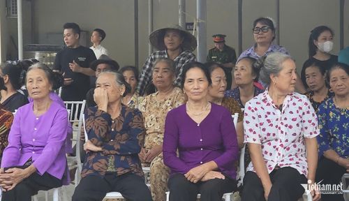 Người dân xã đảo tới lễ khai giảng, chung niềm vui chào đón năm học mới cùng con, cháu