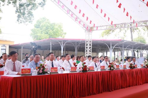 Trưởng ban Tổ chức Trung ương Nguyễn Duy Ngọc dự lễ khai giảng cùng thầy và trò nhà trường Minh Châu. Ảnh: Minh Châu