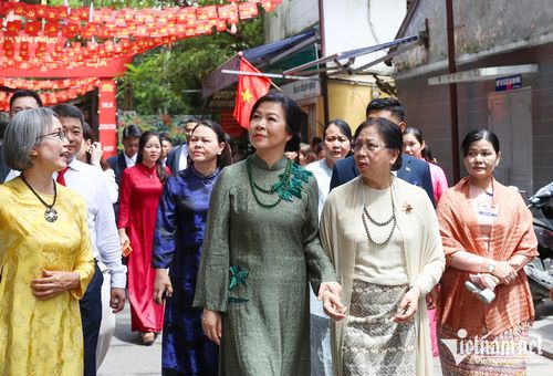 Phu nhân Ngô Phương Ly và phu nhân Kyu Kyu Hla tham quan làng lụa Vạn Phúc