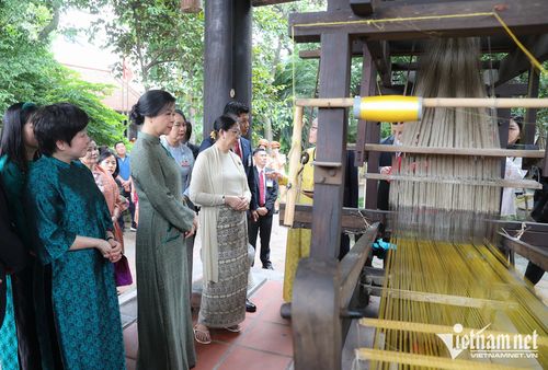 Phu nhân Ngô Phương Ly và phu nhân Kyu Kyu Hla quan sát khung dệt và xem các nghệ nhân trình diễn dệt lụa