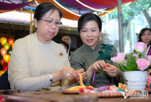 Phu nhân Ngô Phương Ly và phu nhân Kyu Kyu Hla trải nghiệm xâu vòng lụa với các cháu thiếu niên, nhi đồng của làng nghề