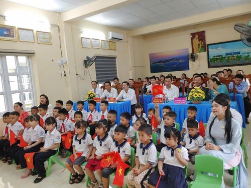 Lãnh đạo đặc khu Bạch Long Vĩ cùng lực lượng vũ trang trên địa bàn chung vui cùng thầy và trò trong lễ khai giảng năm học mới
