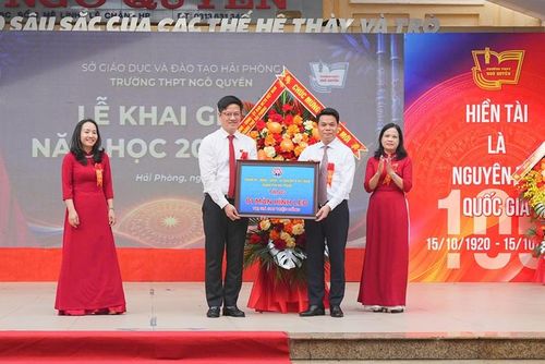   Bí thư Thành ủy Lê Ngọc Châu tặng quà của Thành ủy, HĐND, UBND, Ủy ban MTTQ Việt Nam thành phố tại trường THPT Ngô Quyền. Ảnh: HP