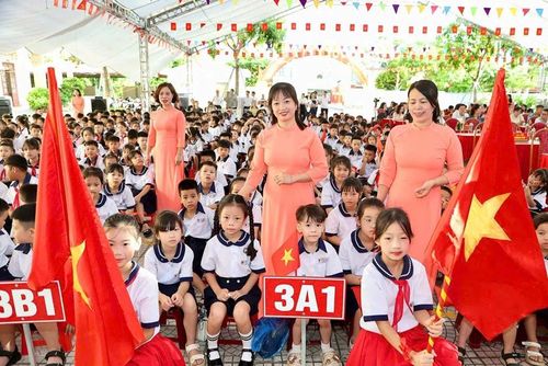 Cô trò trường Tiểu học Núi Đối, xã Kiến Thụy, TP Hải Phòng tại trong Lễ khai giảng.