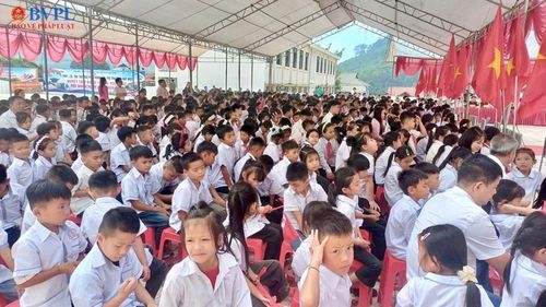  Học sinh Trường Phổ thông Nội trú Tiểu học và THCS Bát Mọt trong ngày khai giảng.