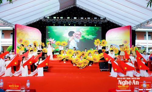 Tiết mục văn nghệ chào mừng thành lập và khai giảng năm học mới tại Trường Phổ thông Trần Quốc Hoàn. Ảnh: Thành Duy