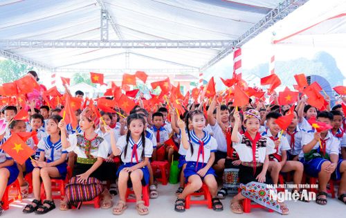 Đông đảo giáo viên, học sinh và nhân dân tham dự lễ khánh thành Trường phổ thông nội trú Tiểu học và THCS xã Anh Sơn, khai giảng năm học 2026 - 2027. Ảnh: Phạm Bằng