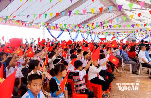 Học sinh Trường Phổ thông nội trú Tiểu học và THCS Nhôn Mai vui mừng bước vào năm học mới trong ngôi trường mới. Ảnh: Xuân Hướng