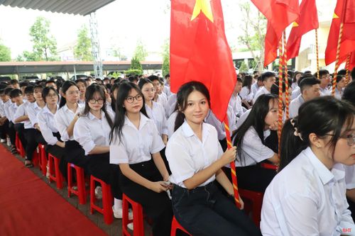  Những nam sinh, nữ sinh THPT rạng rỡ trong ngày khai trường. Bước vào năm học mới, các em cùng đặt quyết tâm nỗ lực học tập, rèn luyện để chinh phục những mục tiêu và thành tích mới. 