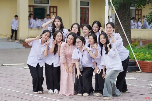 Học sinh Trường THPT Trần Phú vui tươi, duyên dáng trong ngày khai giảng.