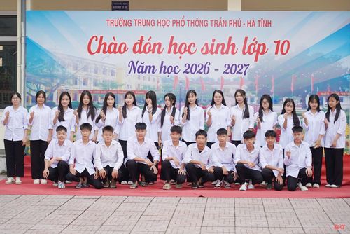 Thu sang mang theo sắc nắng dịu vàng cũng là lúc những mái trường Hà Tĩnh rộn ràng bước vào năm học mới. Trên hành trình phía trước, sự đồng hành của thầy cô và gia đình sẽ là điểm tựa để các em học sinh thêm tự tin, nỗ lực học tập và rèn luyện, hướng tới những kết quả tốt đẹp.