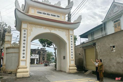 Bà Phạm Thị Hồng (thôn Gia Thiện, xã Mai Phụ, ngoài cùng bên phải) đề xuất sửa lại tên thôn và cải tạo lại cổng cho phù hợp với hạ tầng hiện tại.