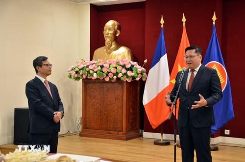 Đại sứ Lào tại Pháp Kalamoungkhoune Souphanouvong phát biểu chúc mừng nhân kỷ niệm 81 năm Quốc khánh Việt Nam tại Đại sứ quán Việt Nam ở Paris, ngày 4/9/2026. (Ảnh: Hữu Chiến/TTXVN)