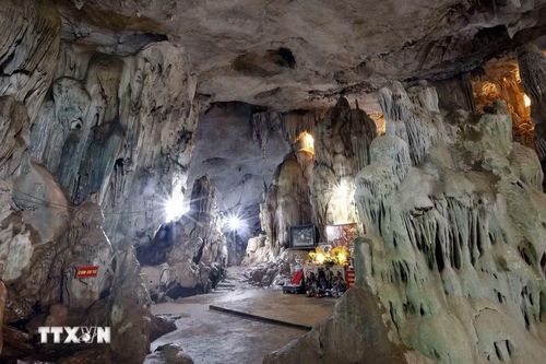 Hang Dơi Mộc Châu diện tích rộng khoảng 7.000 m2, được chia thành ba ngăn khác nhau với những khối đá khổng lồ, mang hình dạng, kích thước khác nhau. (Ảnh: Quang Quyết/TTXVN)