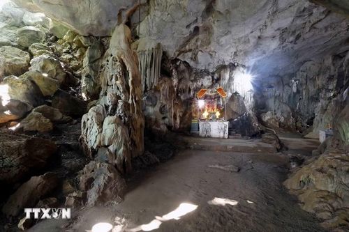 Hang Dơi Mộc Châu diện tích rộng khoảng 7.000m2, được chia thành ba ngăn khác nhau với những khối đá khổng lồ, mang hình dạng, kích thước khác nhau. (Ảnh: Quang Quyết/TTXVN)