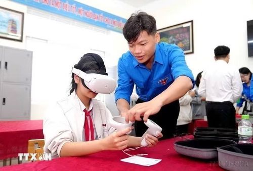 Thanh thiếu nhi vùng biên Hướng Phùng (Quảng Trị) được tiếp cận AI, lập trình, STEM/STEAM, Robotics và nhiều hoạt động trải nghiệm công nghệ trực quan, sinh động. (Ảnh: Võ Dung/TTXVN)
