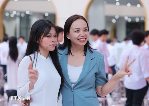 Phụ huynh và học sinh Trường THPT Việt Đức (Hà Nội) lưu lại kỷ niệm trong ngày đầu tiên của năm học mới 2026-2027. (Ảnh: Hoàng Hiếu/TTXVN)