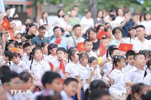 Học sinh đến khai giảng tại điểm trường Trường liên cấp Tiểu học-Trung học cơ sở Gia Quất (Hà Nội). (Ảnh: Minh Quyết/TTXVN)