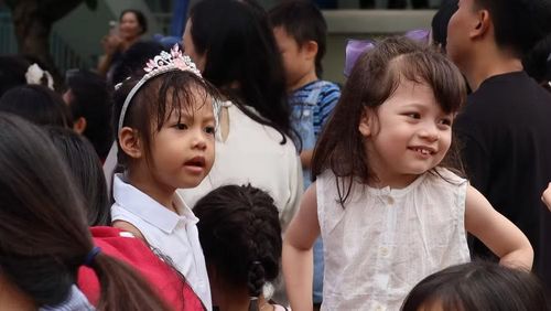 Các bé háo hức tham gia Lễ khai giảng tại sân trường. (Ảnh: PV/Vietnam+)