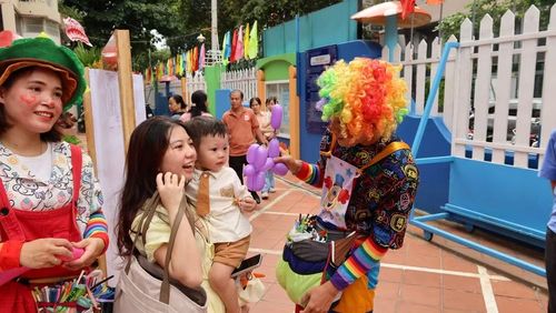 Trường chuẩn bị các chú hề tặng quà và bóng bay, tạo không gian vui vẻ thoải mái cho phụ huynh và các bạn nhỏ.(Ảnh: PV/Vietnam+)