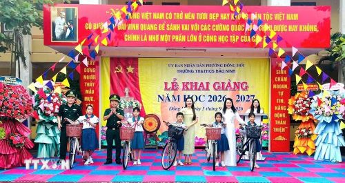 Đồn Biên phòng Nhật Lệ trao quà tiếp sức đến trường cho học sinh vùng biển. (Ảnh: TTXVN phát)