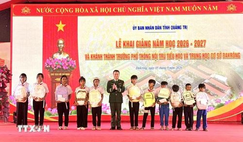 Đại tá Trịnh Thanh Bình, Chỉ huy trưởng Ban Chỉ huy Bộ đội Biên phòng Quảng Trị trao các suất quà ý nghĩa tiếp sức đến trường cho các em học sinh vùng biên giới. (Ảnh: TTXVN phát)