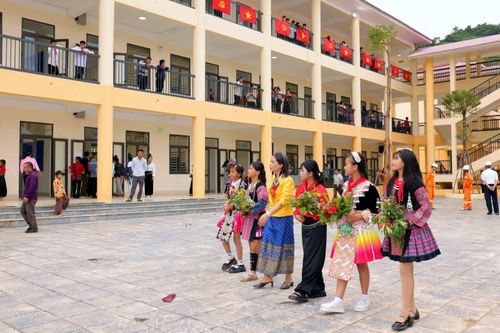 Thầy cô giáo và học sinh Trường Phổ thông nội trú liên cấp Tiểu học và Trung học cơ sở Yên Sơn, tỉnh Sơn La trong ngày khánh thành.