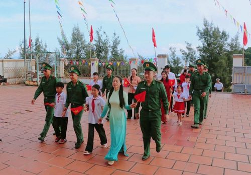 Lễ khai giảng đặc biệt năm học mới 2025-2026 tại điểm trường đảo Trần (Cô Tô, Quảng Ninh).