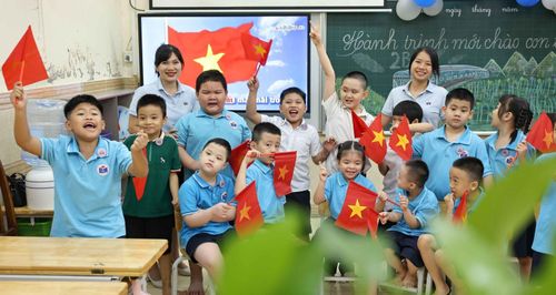 Cô, trò trường Tiểu học Bình Minh (Hà Nội) háo hức mong chờ Lễ khai giảng.