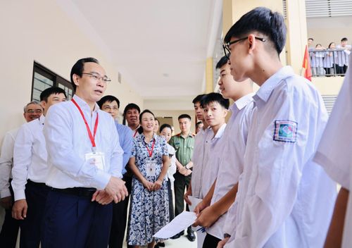 Bộ trưởng Bộ Giáo dục và Đào tạo Hoàng Minh Sơn động viên thí sinh tại Kỳ thi tốt nghiệp THPT 2026.